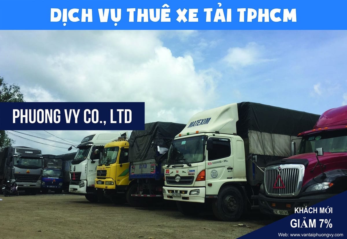 Thuê xe tải chở hàng TPHCM 1 Hàng xe tải thùng mui bạt và xe đầu kéo của Phương Vy đỗ cạnh nhau tại bãi xe