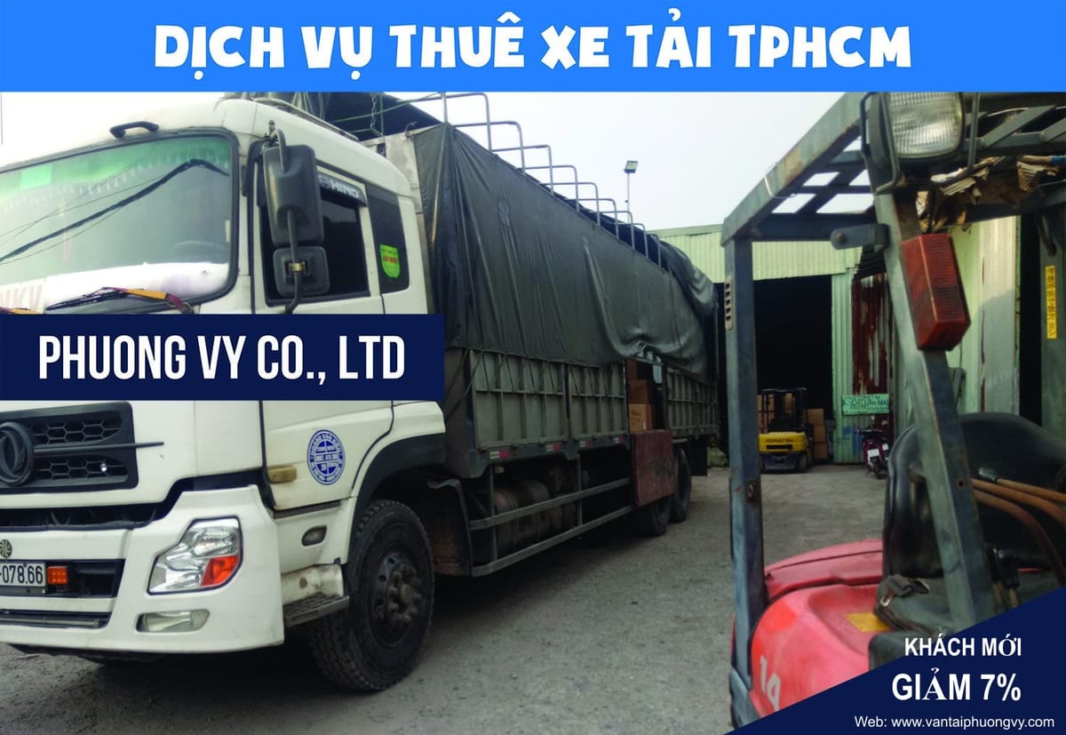 Thuê xe tải chở hàng TPHCM 3 Xe tải thùng mui bạt lùi sát cửa kho, xe nâng chờ xếp các thùng carton lên xe