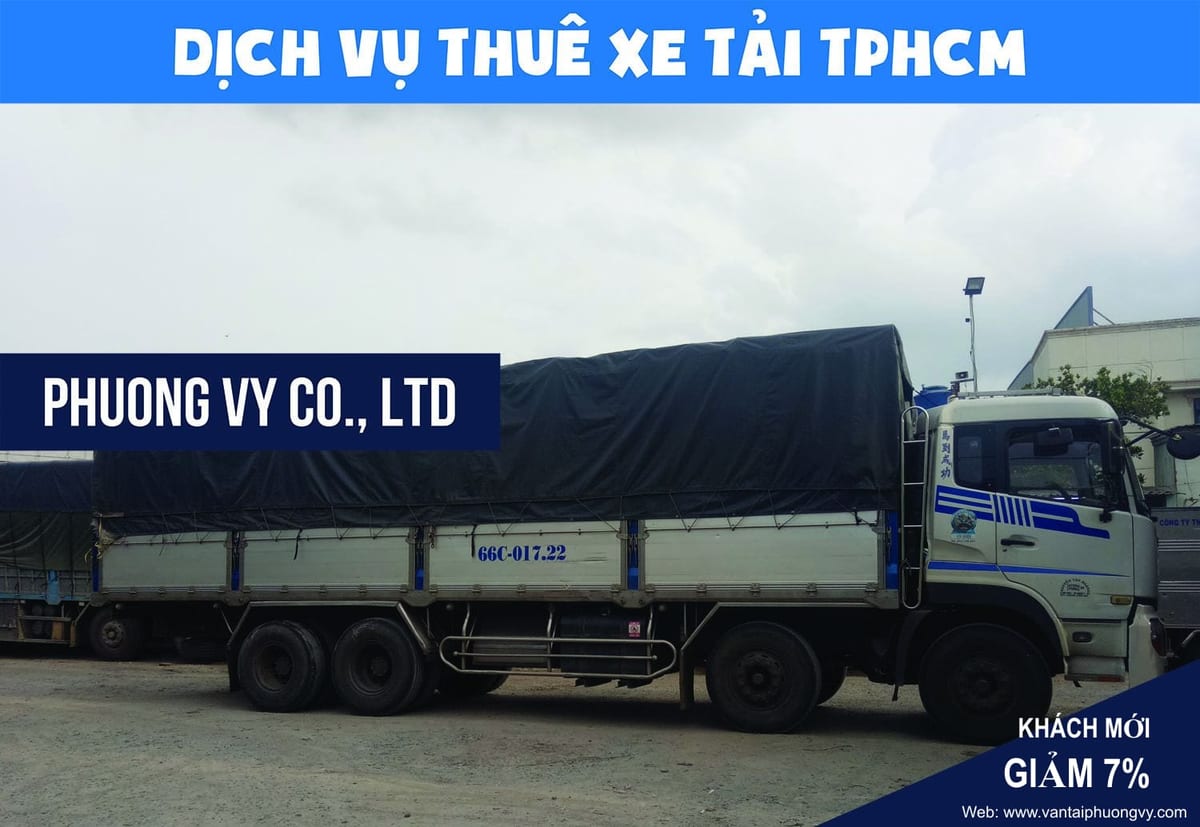 Thuê xe tải chở hàng TPHCM 2 Xe tải 4 chân thùng mui bạt dài, thành thùng sơn trắng, đỗ tại bãi xe